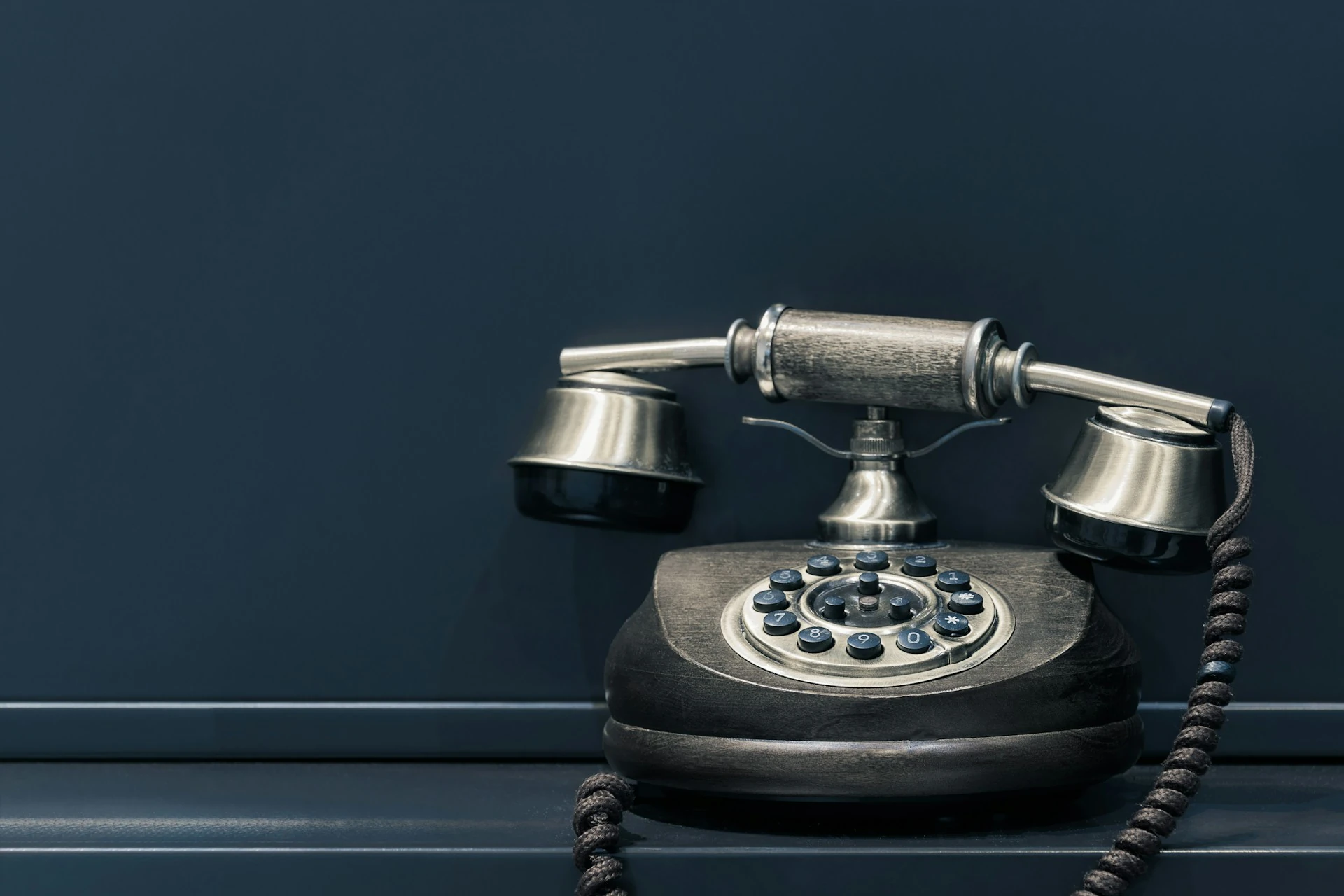 A picture of a dial telephone. 